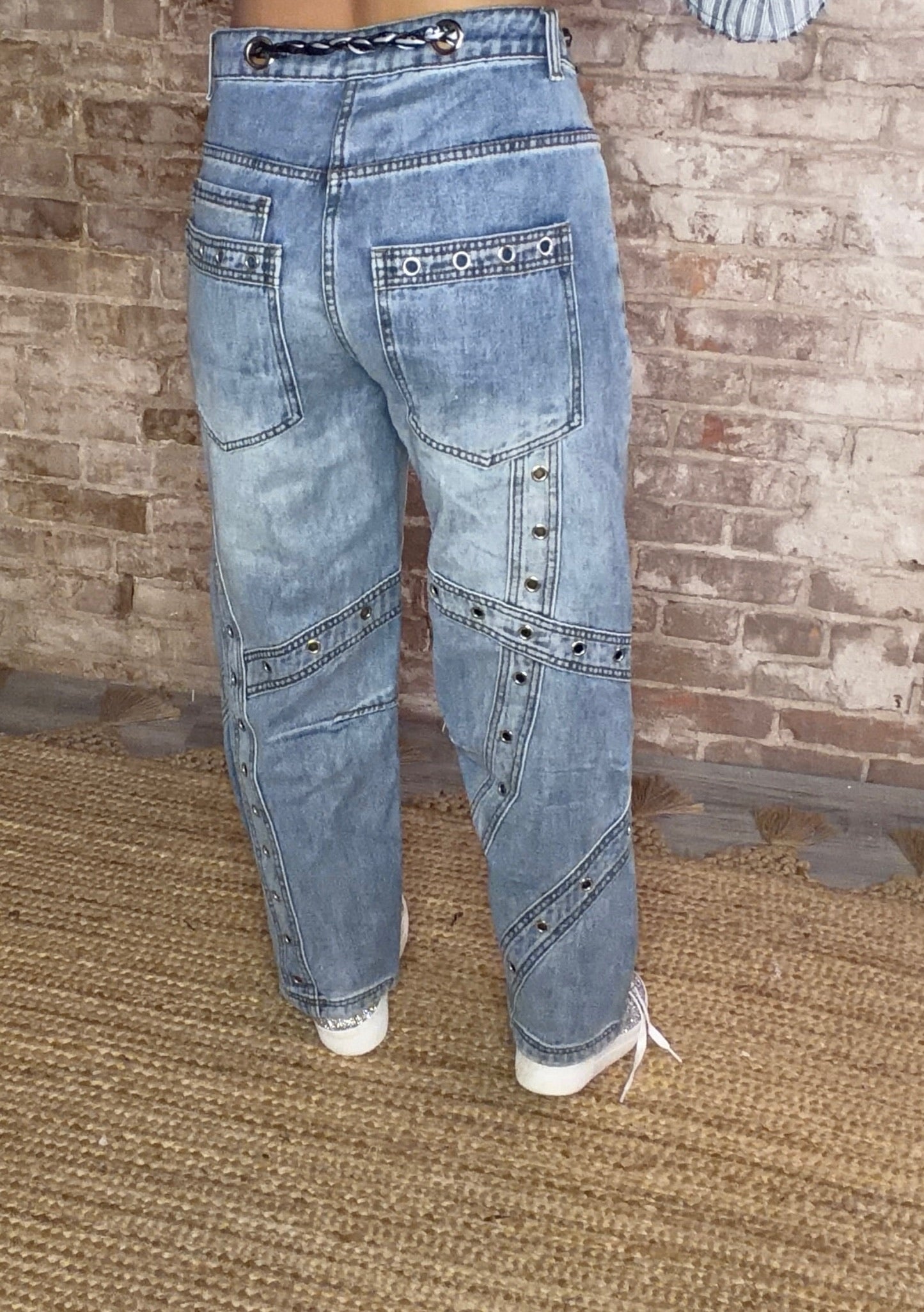 Grommet Detailed Barrel Jeans