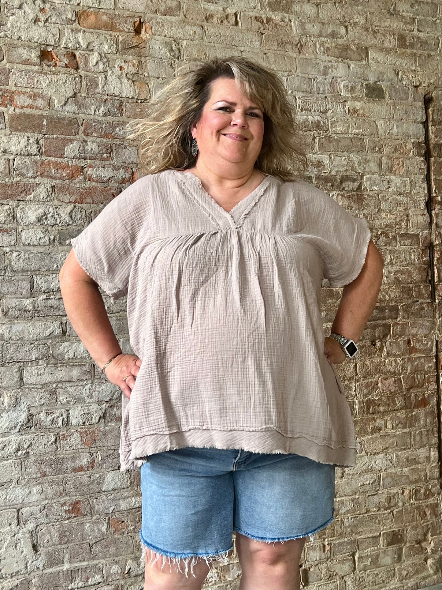 Curvy Gauze Raw Edge Short Sleeve V-neck Shirt ~ MOCHA