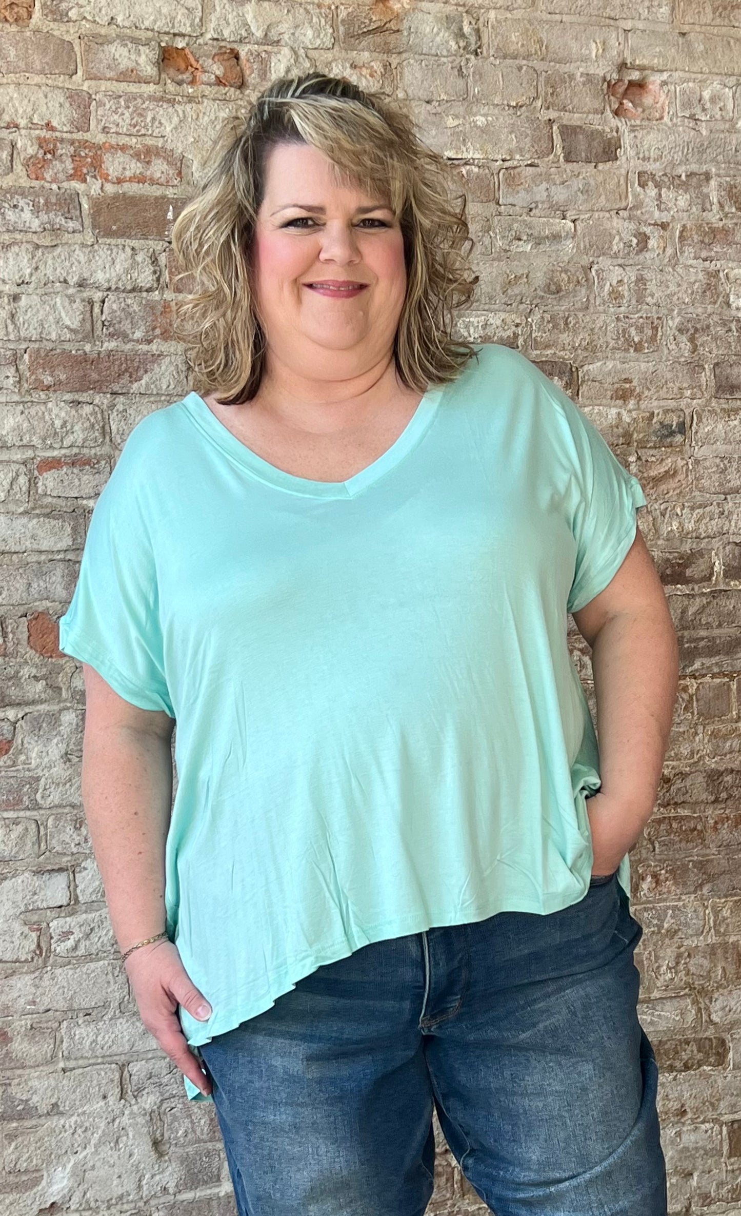 Curvy V Neck Short Sleeve Top ~ Mint