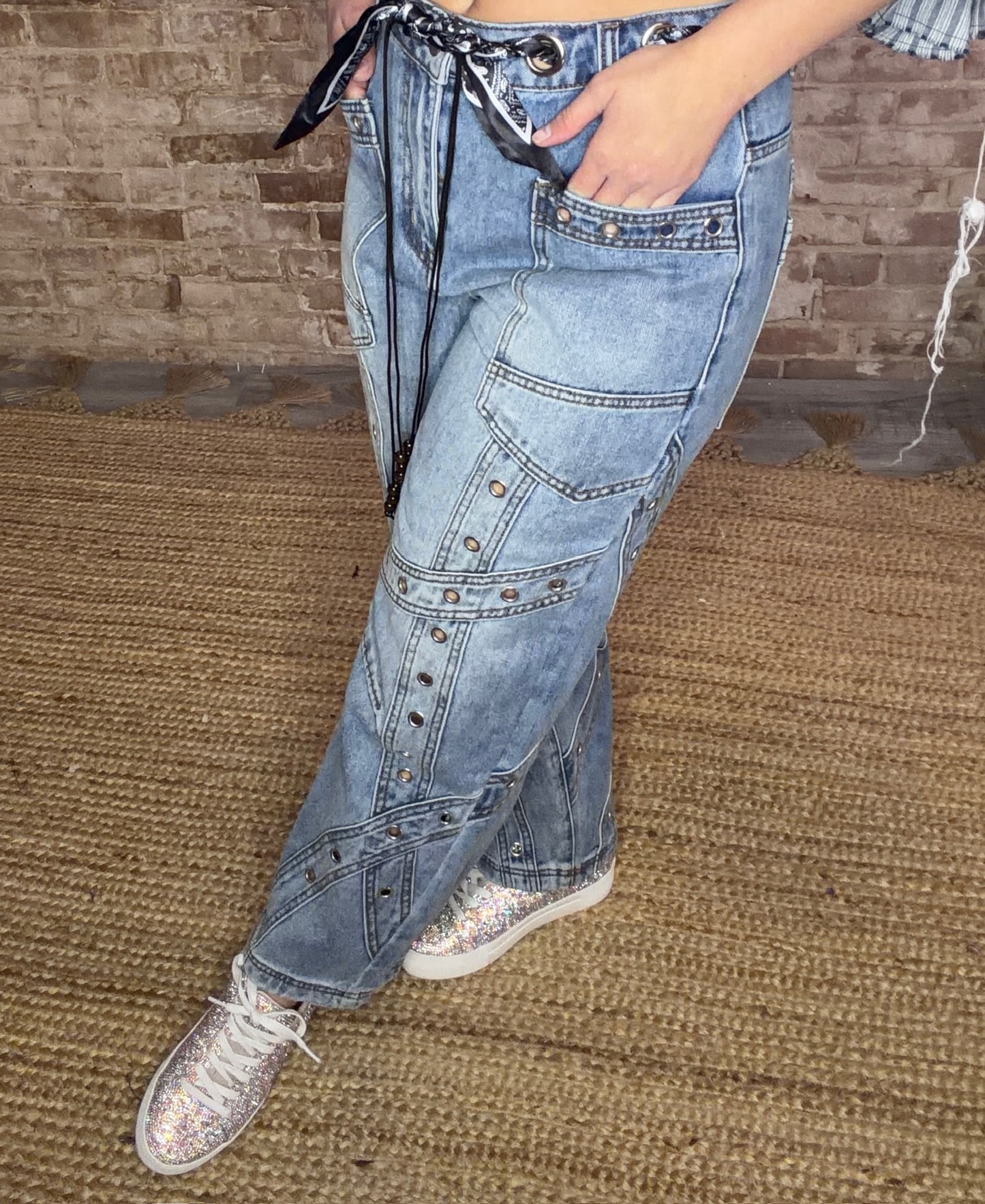 Grommet  Detailed Barrel Jeans