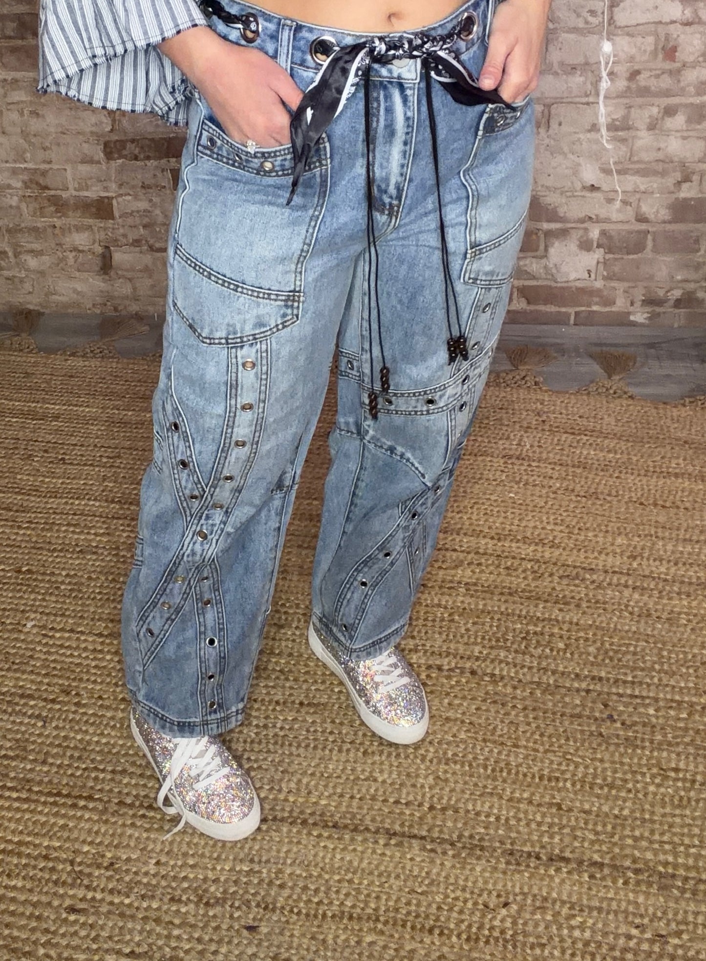 Grommet  Detailed Barrel Jeans