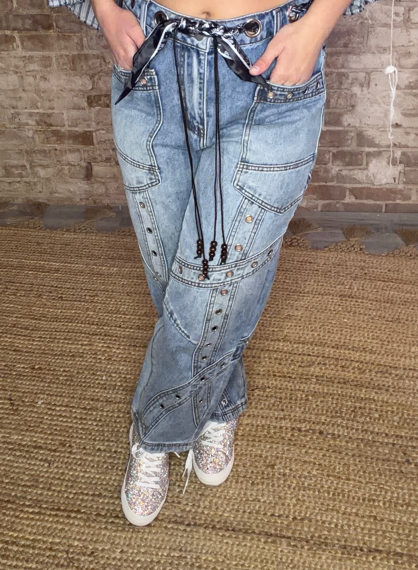 Grommet  Detailed Barrel Jeans