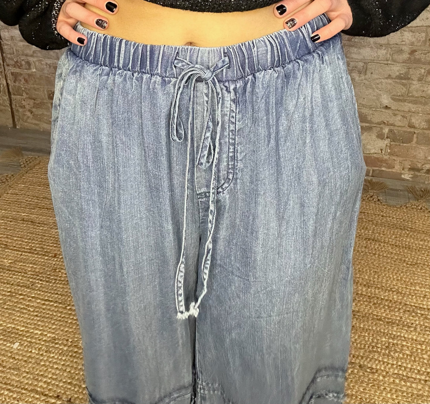 Frayed Denim Pants with Ruffled Hem