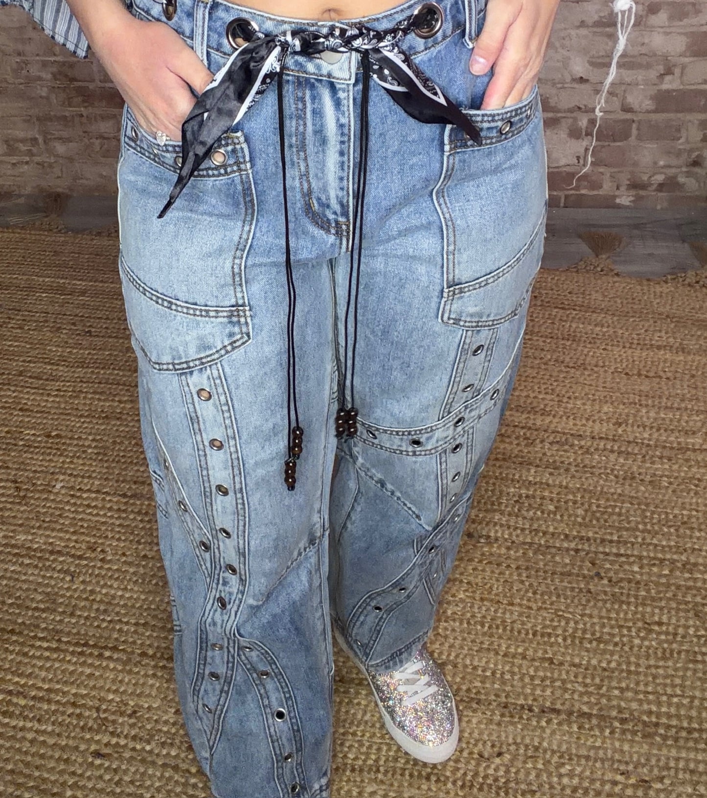 Grommet  Detailed Barrel Jeans