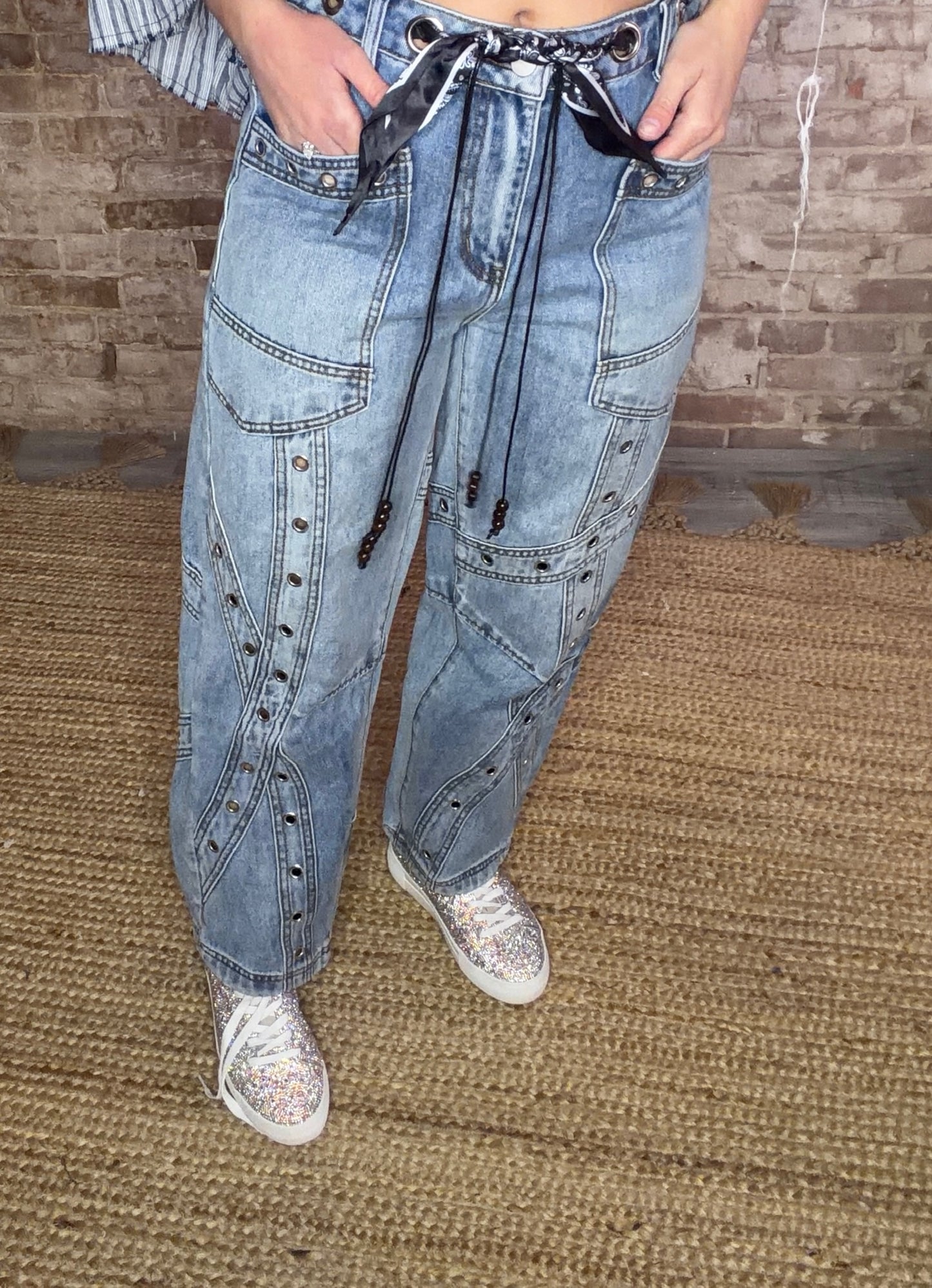 Grommet  Detailed Barrel Jeans
